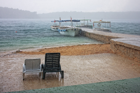 在雨中的海滩