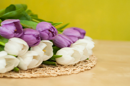 在桌子上的白色和紫色的郁金香