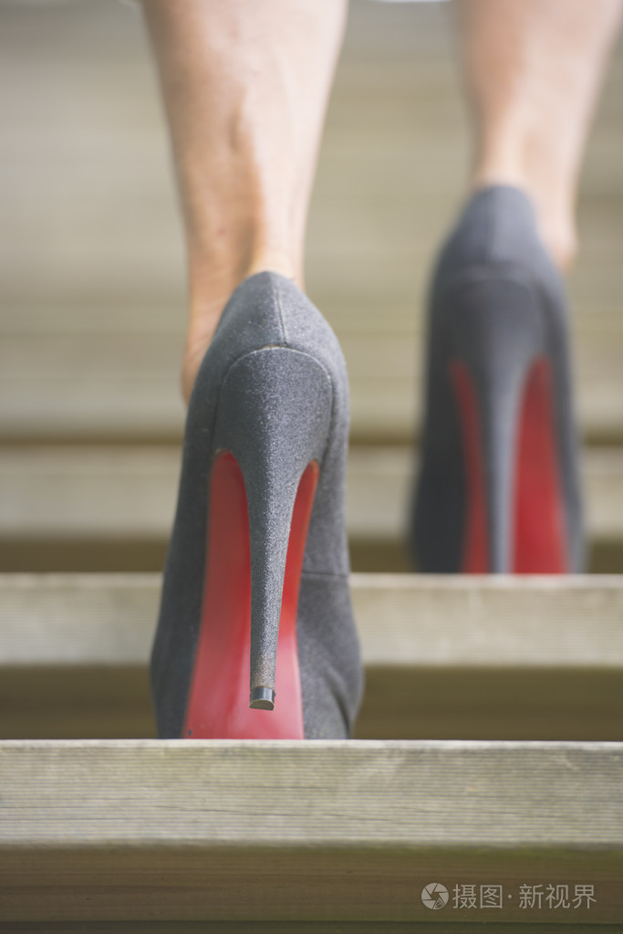 走楼梯中高跟女鞋
