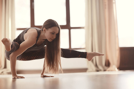 年轻和灵活的妇女在健身房做瑜伽, 桥梁运动