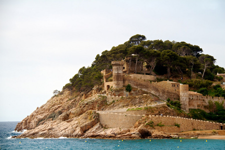 中世纪城堡在海岸 de mar 在日出 布拉瓦海岸西班牙