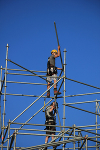 在脚手架上的建筑工人