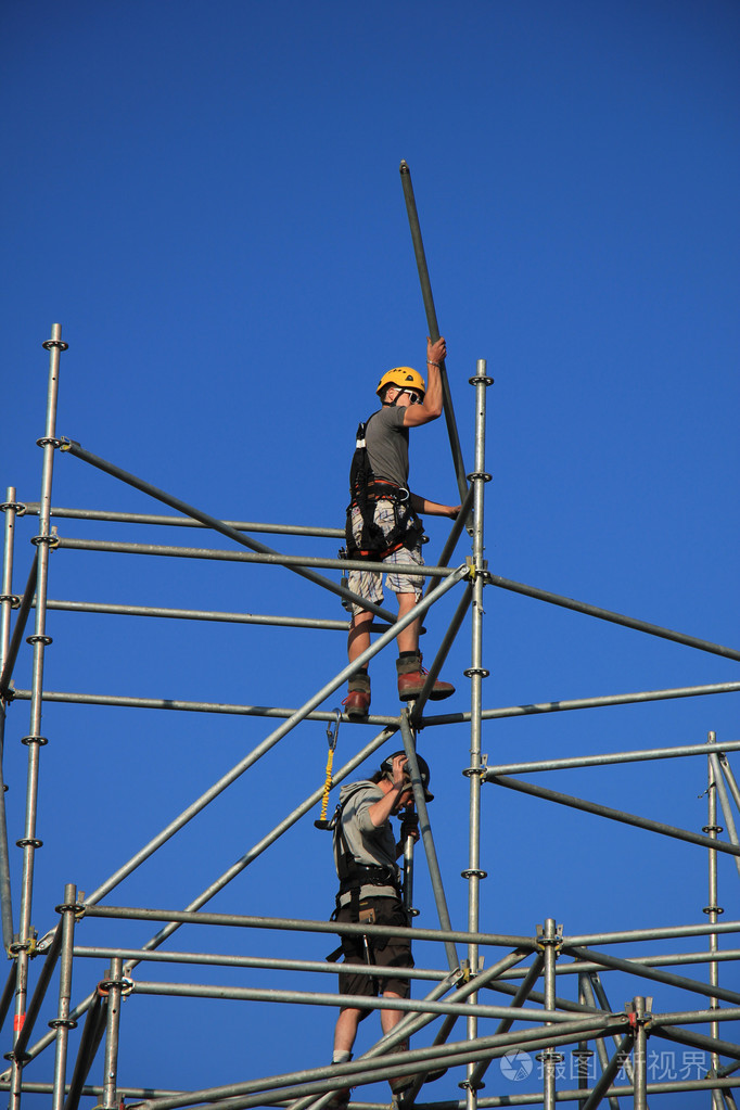 在脚手架上的建筑工人照片-正版商用图片0awtal-摄图新视界