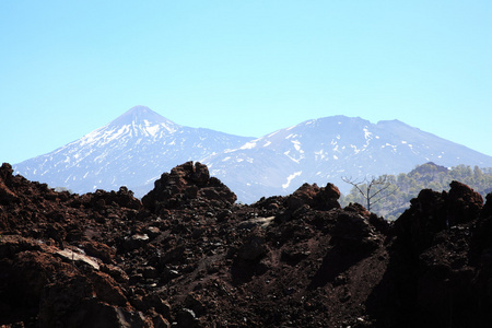 道路和火山熔岩岩石