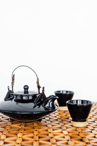白色背景上的茶具的特写图片