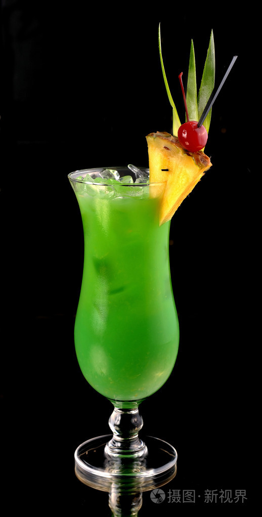 绿色鸡尾酒与菠萝