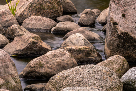 河流与岩石之间的长时间接触图片