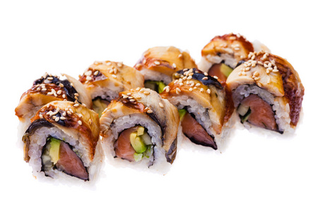 鳗鱼 maki 寿司餐饮中寿司制作鳗鱼工艺的特写图鳗鱼寿司卷一组寿司