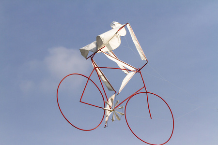 自行车色彩色彩缤纷的风筝自行车在天上飞照片