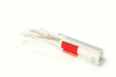 医用毛细管玻璃管出现在白色背景的容器上. 为安全采血和精确微压积测定精度而设计