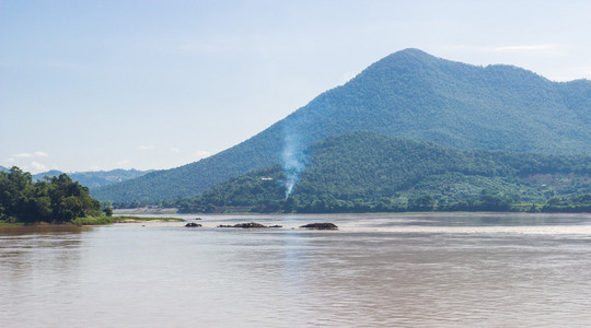 河和山的山水风光图片