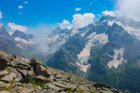 Karachay CherkessiaDombay西高加索的夏季山地景观