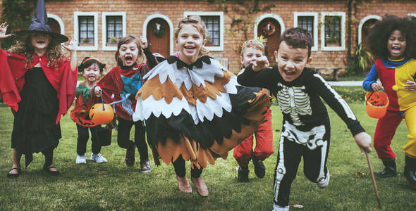 万圣节派对上的小朋友们照片