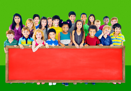 开诚布公与黑板的多种族的儿童组照片