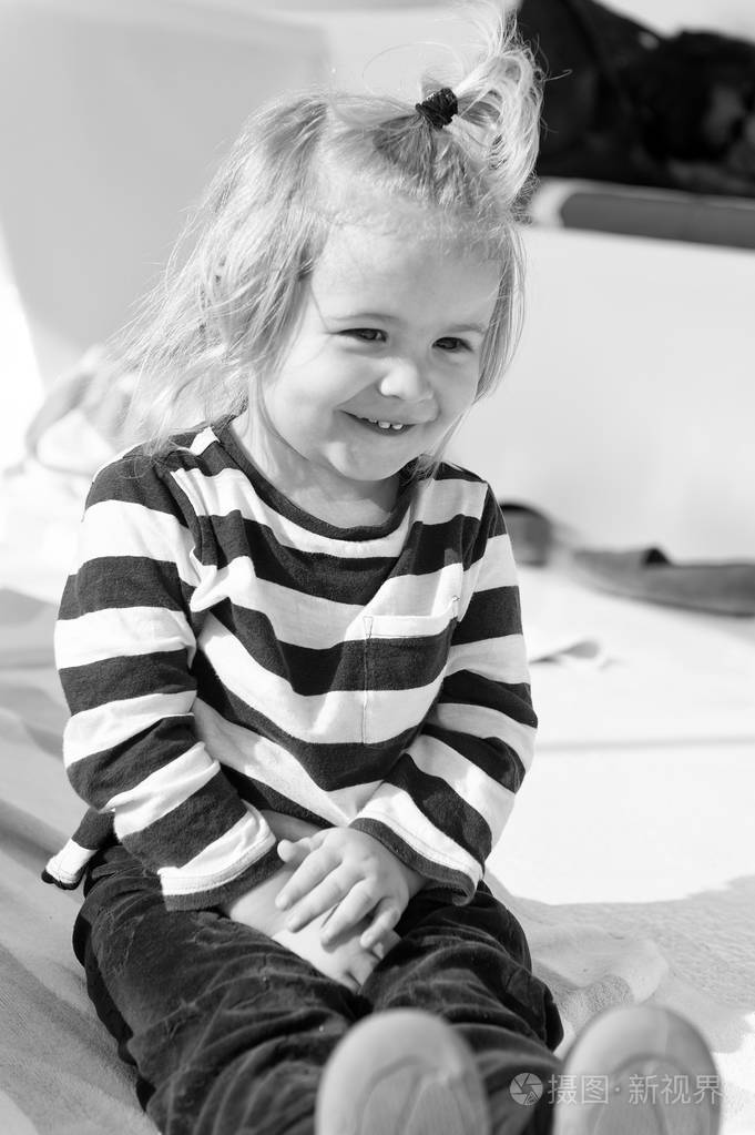 快乐的孩子享受阳光明媚的一天小男孩用海军的衣服微笑孩子微笑着金色