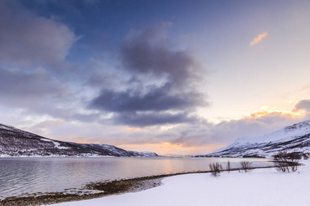 冰雪王国：北欧挪威的湖泊风景