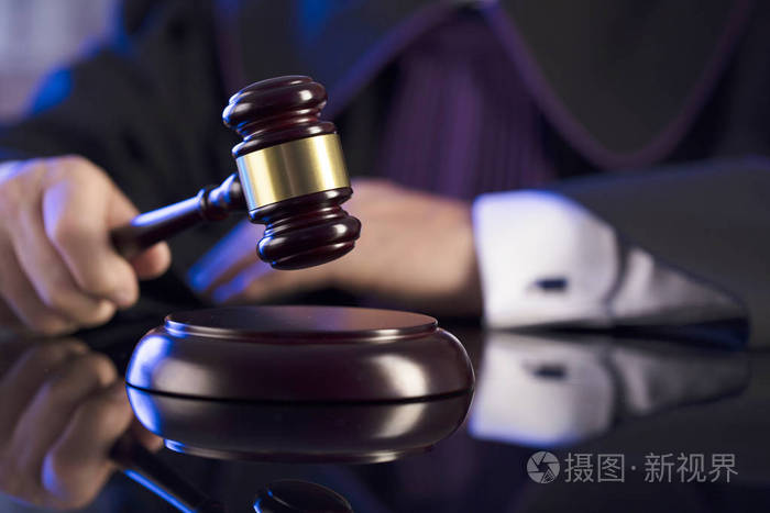 法官在法庭上.男性法官敲槌