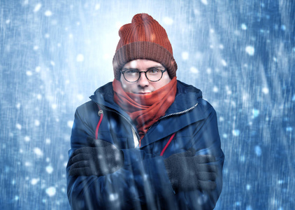 一个英俊的男孩在暴风雪的概念颤抖