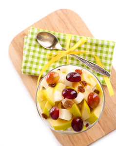 健康的早餐酸奶的鲜食葡萄和苹果片和牛奶什锦早餐木托盘上的玻璃碗上白色孤立