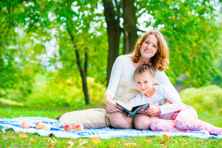 妈妈和女儿在公园里看书