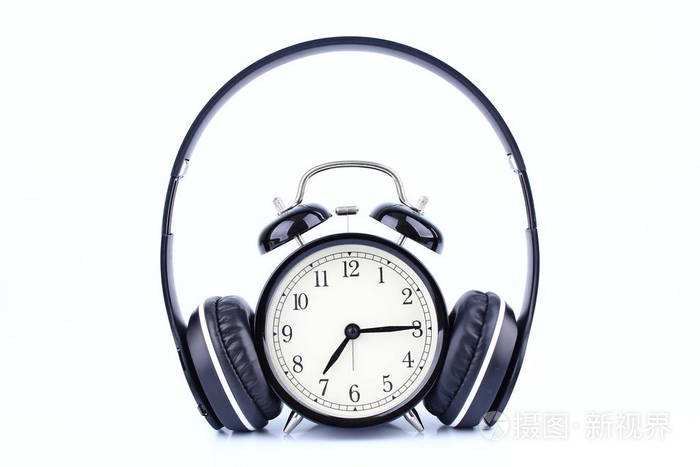 带耳机的复古黑色闹钟在白色背景下被隔离