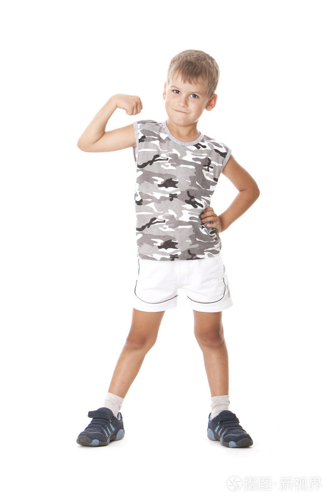 男孩展示他的肌肉