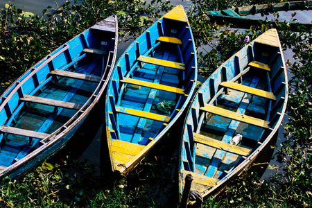 清晨尼泊尔费瓦湖的一条传统尼泊尔船特写