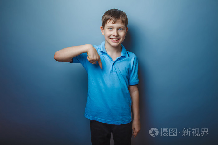 在一件蓝色的衬衫棕色头发秀男孩少年欧洲外观