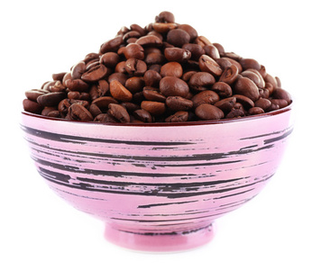 大丁香碗上白色孤立的咖啡豆