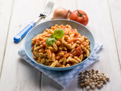 鹰嘴豆和番茄，选择性聚焦面食 cavatelli