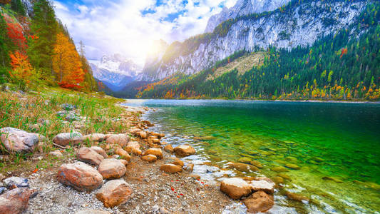 风景秀丽的山水风光与 Dachstein 山山顶由岣梢湖山湖在秋天萨尔茨卡梅谷区域上部奥地利奥地利