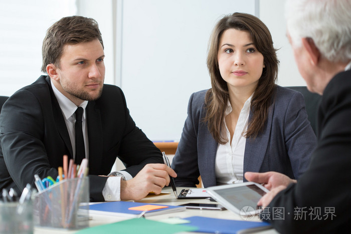 年轻的员工和老板谈话照片-正版商用图片0axrl1-摄图新视界