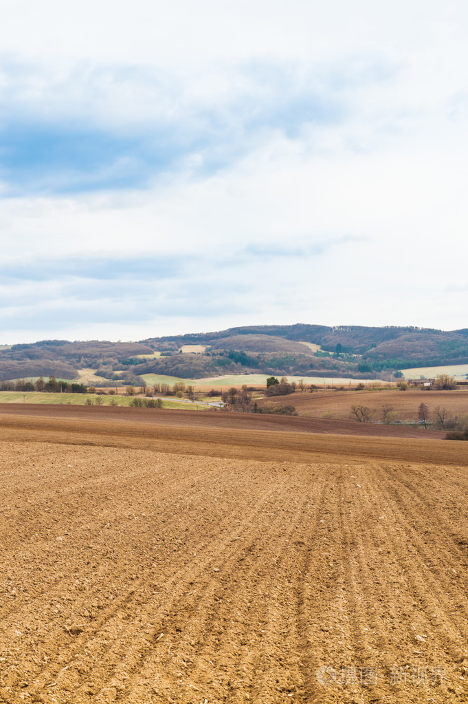 农田土壤和蓝色的天空照片-正版商用图片0axrp5-摄图新视界