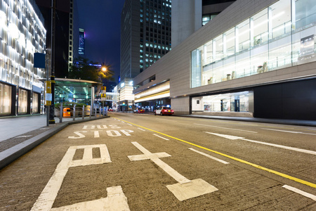 现代的街道和建筑物在晚上