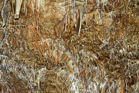 尼斯天然洞穴的自然纹理图像与的墙壁和石笋和钟乳石的形成克里米亚大理石洞穴