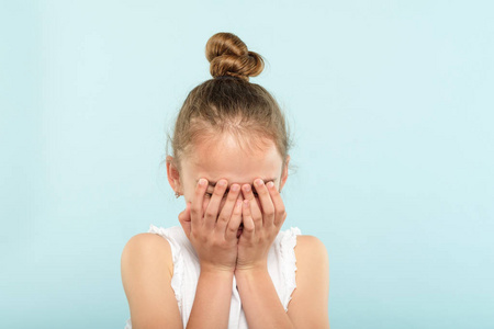 委屈的孩子图片