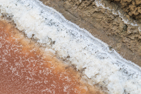 Naklua 大量的盐在海边农场