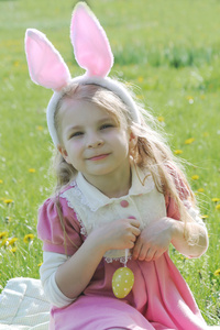 兔子耳朵快乐的女孩