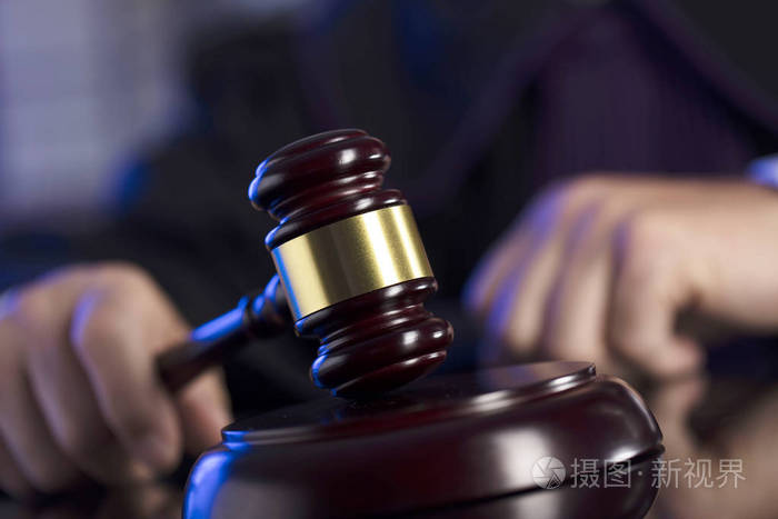 法官在法庭上.男性法官敲槌