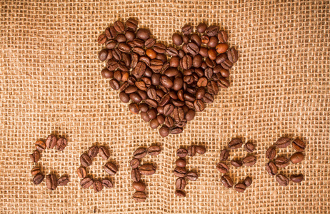 咖啡豆在麻布上的心