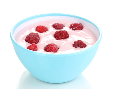 孤立在白色的木莓酸奶图片