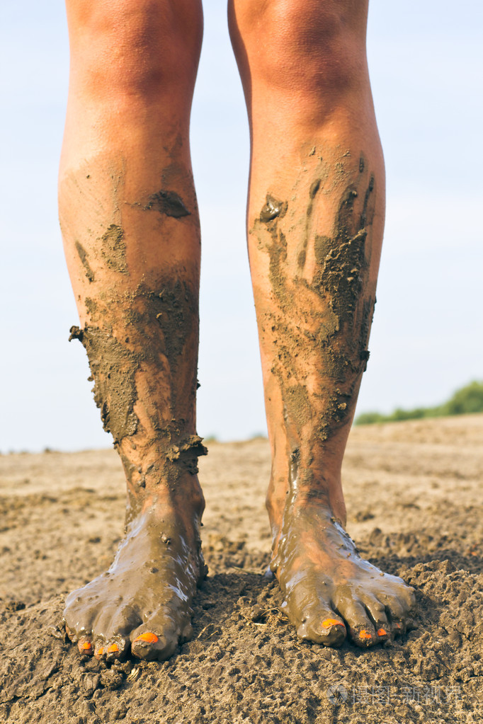 脏的脚光着脚在地上