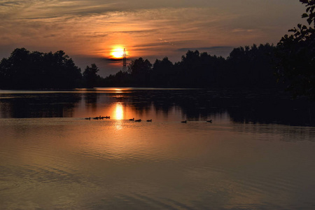 湖上的日落