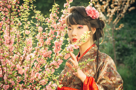 樱花盛开的美丽亚洲女人