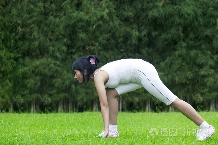 女人准备开始运行