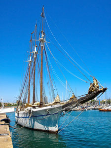 帆船停泊在巴塞罗那
