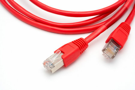 孤立的两个红色的网络电缆