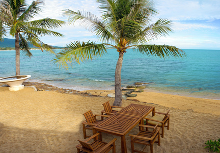 桌子和椅子在海滩上