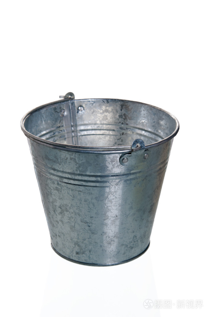镀锌板的空桶关闭起来孤立在白色