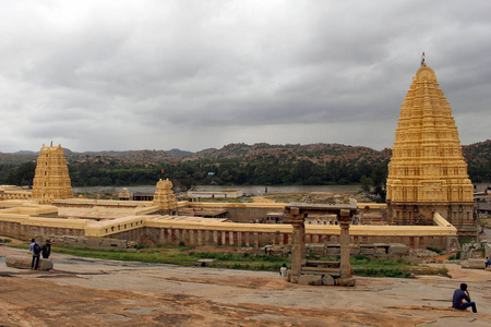 亨比著名的 Virupaksha 寺 仍在使用中。采取在印度, 2018年8月